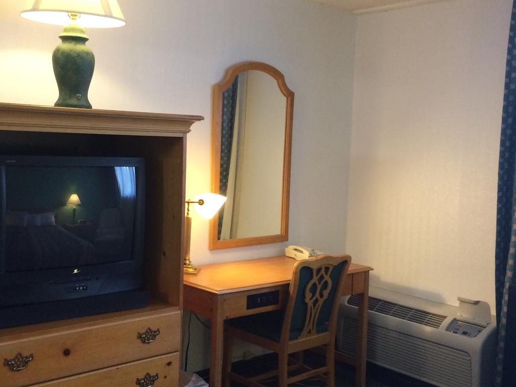 Carol Hotel Omaha Room photo