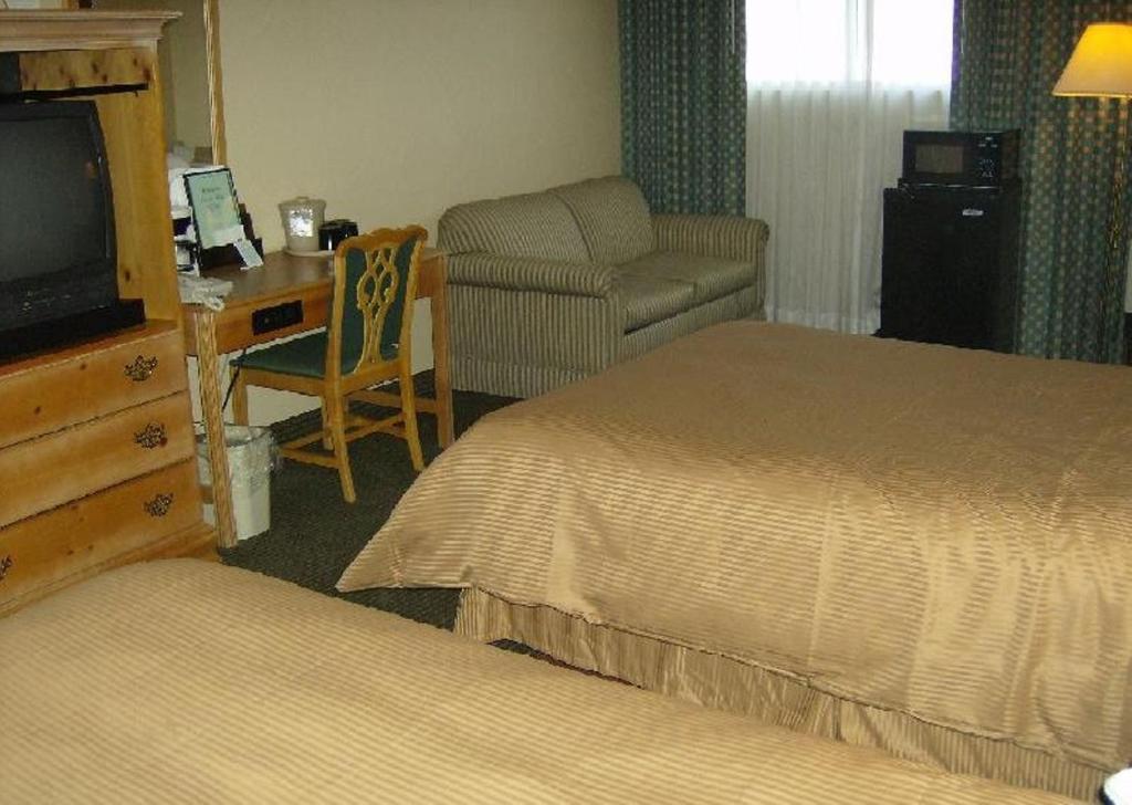 Carol Hotel Omaha Room photo