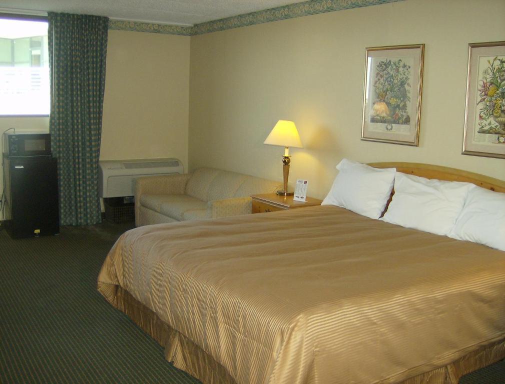 Carol Hotel Omaha Room photo
